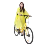 Femme en poncho jaune sur vélo jaune, poncho pluie imperméable [Collection], élégant et pratique pour une protection contre la pluie.