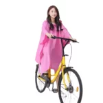 Poncho pluie imperméable élégant pour femmes, idéal contre les intempéries, disponible dans la collection tendance.