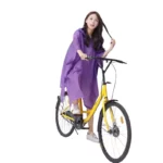 Femme en poncho pluie imperméable violet, sur un vélo jaune, alliant style et protection sous la pluie - Collection [Collection].