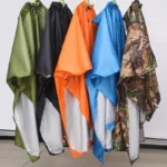Ponchos de pluie longs colorés de la collection, designs variés : vert, noir, orange, bleu, camouflage, protection contre la pluie.