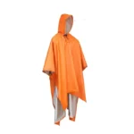 Poncho de pluie long orange avec capuche, pratique et stylé pour rester au sec lors des journées pluvieuses.
