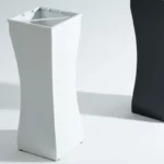 Porte-parapluies modernes noir et blanc, design élégant et incurvé, parfaits pour une décoration classique et fonctionnelle.