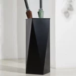 Porte-parapluie noir design moderne accueillant deux parapluies marron et vert, idéal pour un intérieur élégant et contemporain.