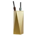 Porte parapluie design pyramidal doré, rangement chic pour parapluies marron et bleu, accessoire tendance pour hall d'entrée.