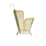 Porte-parapluies en métal doré élégant, avec parapluie vert et bouteille, parfait pour organiser vos accessoires de pluie.