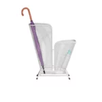 Porte parapluie en métal brillant blanc, design moderne, avec parapluie violet et bouteille d'eau, parfait pour accessoires pluie.