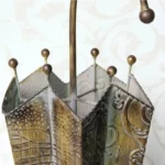 Porte-parapluie rétro en métal avec motifs décoratifs texturés et finitions patinées, idéal pour une touche vintage élégante.
