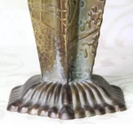 Porte-parapluie rétro en métal décoratif avec motifs gravés et base texturée, parfait pour un style artisanal et élégant.