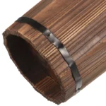 Zoom sur un manche de parapluie en bois strié au design vintage, renforcé par une élégante bande métallique noire.