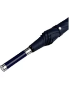 Grand parapluie chic avec poignée en carbone et finition noire, alliant design moderne et protection optimale contre la pluie.