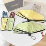 Mini parapluies de poche jaune et vert avec pochettes design amusant, accessoires compacts et colorés contre la pluie.