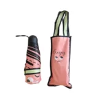 Mini parapluie de poche pliable avec housse rose à motif visage mécontent, pratique et stylé pour une protection contre la pluie.