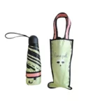 Mini parapluie de poche compact, motif rayé, housse verte inscription 'Amazed', pratique et élégant pour toutes les occasions.