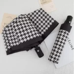 Parapluie anglais automatique, motif pied-de-poule noir et blanc, avec étui assorti, parfait pour un style chic et intemporel.