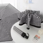 Parapluie automatique anglais à motif pied-de-poule noir et blanc, accessoire chic et élégant pour un style moderne.