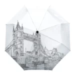Parapluie anglais coloré et transparent avec illustration du Tower Bridge, parfait pour un look élégant et pratique sous la pluie.