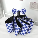 Parapluie anglais femme motif carreaux bleu et blanc, élégant nœud, accessoire chic et fonctionnel pour affronter la pluie.