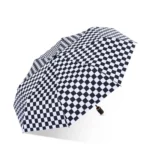 Parapluie anglais pour femme, motif damier noir et blanc, collection élégante, protection chic contre la pluie.