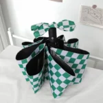 Parapluie anglais femme au motif damier vert et blanc, élégant et moderne, parfait pour un style chic et intemporel.