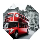 Parapluie anglais original avec motif de bus rouge iconique londonien sur fond noir et blanc d'architecture urbaine élégante.