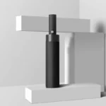 Parapluie anti-retournement automatique noir, design moderne sur supports blancs, idéal pour conjuguer style et efficacité au quotidien.