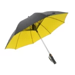 Parapluie anti retournement coupe vent noir et jaune, design élégant, poignée ergonomique, protection optimale contre la pluie.