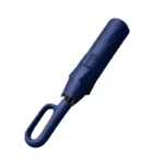 Parapluie anti retournement solide et compact, couleur bleue, poignée ergonomique, protection optimale contre la pluie.