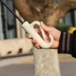 Parapluie anti retournement solide, design moderne, poignée ergonomique, idéal pour toutes saisons, collection tendance extérieure.