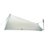 Parapluie de pêche léger et imperméable, parfait pour se protéger de la pluie en bord de rivière. Abri pratique et portable.