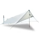 Parapluie de pêche blanc ultraléger avec poteaux en aluminium, idéal pour un abri pratique et résistant en bord de rivière.