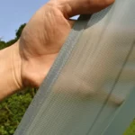 Zoom textile d’un parapluie de pêche : légèreté, finitions soignées et protection optimale pour vos sorties au bord de l’eau.