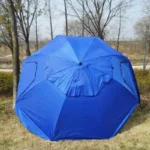 Parapluie de pêche extérieur bleu avec fenêtres latérales, idéal pour la protection contre la pluie et le confort en plein air.