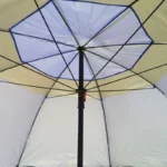 Parapluie de pêche extérieur robuste avec structure en métal, idéal pour protéger contre la pluie, en deux teintes fonctionnelles.