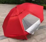 Parapluie de pêche extérieur rouge avec partie transparente, idéal pour abri ou tente, posé sur un sol pavé en plein air.