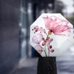 Parapluie femme avec pochette, motif fleurs roses et feuillages, élégant et pratique pour un style chic sous la pluie.