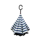 Parapluie inversé chic avec motif rayé bleu et blanc, élégant et pratique, parfait pour se protéger de la pluie avec style.