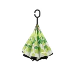 Parapluie inversé chic avec des motifs de feuilles vertes, alliant style et protection contre la pluie pour toutes vos sorties.
