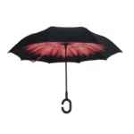 Parapluie inversé avec motif floral rose intérieur, design chic et pratique pour rester élégant tout en restant au sec.