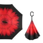 Parapluie inversé fleuri rouge sur fond noir, élégant et fonctionnel, parfait pour allier style et protection par temps de pluie.