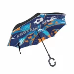 Parapluie inversé thème sport, motif football avec ballons colorés sur fond bleu, idéal pour afficher votre passion même sous la pluie.
