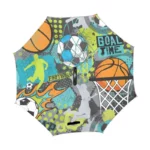 Parapluie inversé sport avec motifs de football et basketball, silhouettes de joueurs et détails colorés. Idéal pour amateurs sportifs.