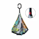 Parapluie inversé thème sport avec design graphique coloré, crochet pratique et mécanisme rouge, stylé et anti-pluie efficace.