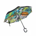 Parapluie inversé sportif avec motifs de football et basket-ball, pratique et stylé pour les passionnés de sport.