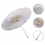 Parapluie japonais glamour avec structure en bois et motif délicat, parfait pour une touche d'élégance par temps de pluie.