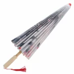 Parapluie japonais glamour rouge et noir, motif artistique, ouvert avec poignée en bois élégant - Accessoire tendance.