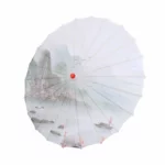 Parapluie japonais élégant avec motifs traditionnels de montagnes, oiseaux et fleurs, orné d’un bouton rouge central.