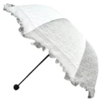 Parapluie mariage champêtre en dentelle blanche, bord festonné élégant, pratique et stylé pour une ambiance romantique et raffinée.
