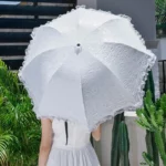 Parapluie mariage champêtre en dentelle blanche, élégant et romantique, parfait pour une touche chic, idéal pluie ou soleil.