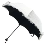 Parapluie mariage champêtre en noir et blanc avec bordure en dentelle, élégant et pratique pour une touche raffinée sous la pluie.