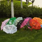 Petit parapluie mariage coloré, disponible en rose, vert, bleu, noir, orange et violet, parfait pour accessoires élégants.